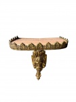 MOBILIÁRIO, um (1) console confeccionado em bronze com saia cinzelada por concheados e volutas com tampo em mármore carrara, haste curva decorada por vasos de flores e folhagens em relevo, medindo 32,5x25,5x21cm.
