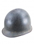 MILITARIA, um (1) capacete M1 (um icônico equipamento militar de aço utilizado principalmente pelas forças dos Estados Unidos e seus aliados, incluindo o Exército Brasileiro através da Força Expedicionária Brasileira (FEB), desde a Segunda Guerra Mundial até meados da década de 1980) confeccionado e metal esmaltado na tonalidade verde, apresentam sinais de oxidação, medindo 17x28x23cm.