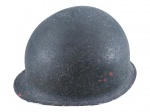 MILITARIA, um (1) capacete M1 (um icônico equipamento militar de aço utilizado principalmente pelas forças dos Estados Unidos e seus aliados, incluindo o Exército Brasileiro através da Força Expedicionária Brasileira (FEB), desde a Segunda Guerra Mundial até meados da década de 1980) confeccionado e metal esmaltado na tonalidade verde, apresentam sinais de oxidação, medindo 17x28x23cm.