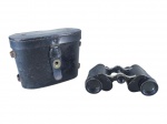 INSTRUMENTO ÓPTICO, um (1) binóculo da marca Carl Zeiss Jena, em metal na cor preta, com inscrições Carl Zeiss Jena e D.R.P., acompanhado de estojo rígido em couro preto com fecho frontal e alças laterais. Peça apresenta sinais acentuados de uso, riscos, perdas na pintura, oxidação, medindo 9,5x16,5cm.