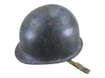 MILITARIA, um (1) capacete M1 (um icônico equipamento militar de aço utilizado principalmente pelas forças dos Estados Unidos e seus aliados, incluindo o Exército Brasileiro através da Força Expedicionária Brasileira (FEB), desde a Segunda Guerra Mundial até meados da década de 1980) confeccionado e metal esmaltado na tonalidade verde, apresentam sinais de oxidação, medindo 17x28x23cm.