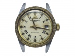 RELÓGIO, um (1) antigo relógio de pulso, marca BAUME & MERCIER (fundada em 1830 como FRERES BAUME, pelos irmãos Louis-Victor Baume e Celestin Baume; em 1851 abriu uma filial em Londres com o nome BAUME BROTHERS; em 1918 o diretor da empresa William Baume fez parceria com Paul Mercier e virou BAUME & MERCIER; em 1919 recebeu o selo de Genebra (alta distinção por excelência em relojoaria); em 1988 ingressou no Grupo Richemont, ainda em funcionamento), Suíço, mostrador branco com algarismos romanos, possui calendário, modelo BAUMATIC, caixa, tampa em aço com detalhes em dourado, medindo 25 mm diâmetro, usado, funcionando, porém, sem garantias futuras, ausência da pulseira, pequenos sinais de oxidação no ponteiro.