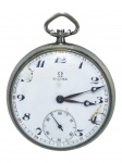 RELÓGIO, um (1) relógio de bolso da marca Omega, de fabricação suíça, com mecanismo mecânico de corda manual, movimento com quinze rubis, caixa em metal prateado, mostrador esmaltado branco com algarismos arábicos, escala externa em vermelho, ponteiros escurecidos e pequeno mostrador de segundos às 6 horas. Apresenta desgastes, riscos, manchas, perdas e trincas no mostrador, além da ausência da segunda tampa de proteção do maquinário e coroa superior. Funcionamento não testado e sem garantia, medindo 4,5cm de diâmetro.