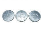 NUMISMÁTICA, três (3) moedas brasileiras comemorativas de 100 Cruzados, cunhadas em 1988 em celebração ao Centenário da Abolição da Escravatura  18881988, formando a série com representações de uma criança, um homem e uma mulher negros, acompanhadas da inscrição AXÉ. Reversos com valor facial de 100 CRUZADOS, inscrição BRASIL e composição com estrelas. Moedas confeccionadas em aço inoxidável, medindo 3,5cm.