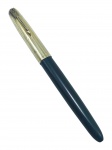 CANETA, uma (1) caneta tinteiro da marca Parker, modelo 51, de fabricação norte-americana, com corpo em baquelite ou similar na tonalidade verde-escura, pena embutida e sistema de abastecimento aerométrico, com inscrição Parker 51  To Fill. Tampa em metal dourado com acabamento estriado, clipe em formato de flecha e gravação 1/10 16K Gold Filled  Made in U.S.A.., sinais de uso, necessita nova carga.