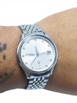 RELÓGIO, um (1) relógio de pulso vintage, da marca Seiko, modelo DX Sea Lion M55, referência 6106-8040, com mecanismo automático de 25 rubis, caixa e pulseira em aço inoxidável, mostrador claro com marcadores de horas aplicados, calendário de data às 3 horas e tampa posterior com emblema Sea Lion M55 e numeração 862447, sinais de uso, coroa solta, necessita revisão, não funciona, caixa medindo 4cm de diâmetro.