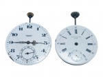 RELÓGIOS, dois (2) mecanismos antigos de relógios de bolso, ambos de corda manual e sem as respectivas caixas, sendo: A) um da marca Invicta Extra, com mostrador esmaltado branco, algarismos arábicos, ponteiros ornamentados, pequeno segundeiro às 6 horas e mecanismo aparente em metal dourado, funcionando, ponteiros com mossas e perdas no mostrador, medindo 4,5cm e B) um Chronometro Iris, com mostrador esmaltado branco, algarismos romanos, escala externa de minutos, pequeno segundeiro às 6 horas e mecanismo aparente em metal dourado, apresentando ausência dos ponteiros centrais e perdas no mostrador, medindo 4cm, não testado e sem garantia de funcionamento. Peças com hastes e coroas, apresentando trincas, bicados, riscos, manchas, oxidação, desgastes e sinais do tempo.