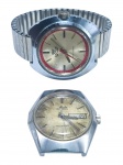 RELÓGIOS, dois (2) relógios de pulso masculinos, sendo: A) 1 da marca Dafinis De Luxe, com caixa e pulseira expansível em aço prateado, mostrador champanhe com detalhes em vermelho, marcadores de horas aplicados, mecanismo de corda manual, inscrição 5 ATM Tested e Swiss Made, apresentando riscos e sinais de uso, caixa medindo 4,5cm e B) 1 da marca Mido, modelo Multisport, automático, com caixa em aço prateado, mostrador claro com marcadores aplicados, calendário duplo com indicação de dia da semana e data, sem pulseira, visor em acrílico com ranhuras e mostrador com manchas, caixa medindo 4cm. Ambos funcionando, porém, necessitam revisões, sem garantias futuras.