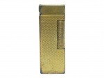 METAL DOURADO, um (1) isqueiro de bolso vintage, da marca Dunhill, modelo Rollagas, de manufatura suíça, em metal dourado, com corpo retangular de acabamento texturizado, acionamento por rolete lateral e tampa superior articulada. Apresenta perdas, falhas na douração, vendido no estado da foto, medindo 6,5x2,5cm.