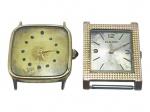 RELÓGIOS, dois (2) relógios de pulso vintage, sem pulseiras, sendo: A) um de marca não identificada, com caixa quadrangular de cantos arredondados em metal dourado, mostrador dourado com marcadores circulares escuros e coroa com detalhe preto, tampa posterior em aço inoxidável, referência 471296 / 11030 com falhas na douração, medindo 2,5x2,5cm e B) um da marca Classic, com caixa retangular em metal dourado, moldura decorada em relevo geométrico, mostrador claro com algarismos e marcadores escuros, pequeno segundeiro às 6 horas e mecanismo suíço de corda manual com 17 rubis, tampa posterior em aço inoxidável, antimagético e resistente a impactos, medindo 2,5x2,5cm. Peças usadas, apresentando sinais de uso, vendidos no estado da foto, não testados e sem garantia de funcionamento.