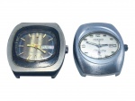 RELÓGIOS, dois (2) relógios de pulso vintage, ambos sem pulseiras, sendo: A) um da marca Mewa, com mecanismo automático, caixa quadrangular em metal, mostrador fumê, marcadores e ponteiros dourados, calendário duplo indicando dia da semana e data às 3 horas e inscrições Antimagnetic e Shockproof; falhas no metal da caixa, não testado e sem garantia de funcionamento, medindo 4x4cm e B) um da marca Mortima, modelo Mayerling, com mecanismo mecânico de 17 rubis, caixa quadrangular em metal, mostrador claro, marcadores aplicados e calendário de data às 3 horas, ranhuras e sinais de uso, não testado e sem garantia de funcionamento, caixa medindo 4x3,5cm.