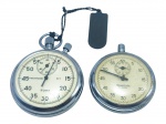 RELÓGIOS, dois (2) cronômetros mecânicos de bolso, sendo: A) um da marca Technos, com mostrador claro, escala de 60 segundos, contador auxiliar, graduação de 0,2 segundo e mecanismo de 16 rubis, acompanhado de cordão e etiqueta, necessita revisão, não funciona, medindo 6,5x5,5cm e B) um da marca Sekonda, com mostrador claro, escala de 60 segundos, contador auxiliar de minutos e mecanismo de 7 rubis. Caixas em metal prateado com sinais de oxidação e ausência da coroa central, medindo 5cm, não testado e sem garantia de funcionamento.