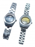 RELÓGIOS, dois (2) relógios de pulso automáticos, ambos da marca Orient, sendo: A) 1 modelo 4697-20010 PY, com mostrador azul, marcadores de horas aplicados, calendário de data e pulseira metálica, medindo 3x2,5cm e B) 1 modelo 4697-72004 PY, com mostrador em tom dourado, marcadores de horas aplicados, calendário de data e pulseira metálica. Ambos com mecanismo automático de 21 rubis e caixas em aço inoxidável, medindo 3x2,5cm. Peças usadas, funcionando, porém, sem garantias futuras.