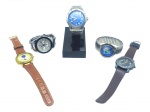 RELÓGIOS. lote com cinco (5) relógios de pulso de modelos, tamanhos, materiais e marcas distintas, vendidos no estado da foto, sem garantia de funcionamento ou autenticidade, maior caixa medindo 4,5cm e menor 3,5cm.