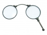 COLECIONISMO, um (1) lorgnon ou pince-nez, também conhecido como lorgnette, composto por duas lentes circulares articuladas, armação e haste lateral em metal prateado, apresentando quebra na haste e bicados na lente, medindo 4,5x11cm.