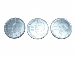 NUMISMÁTICA, três (3) moedas brasileiras comemorativas de 100 Cruzados, cunhadas em 1988 em celebração ao Centenário da Abolição da Escravatura  18881988, formando a série com representações de uma criança, um homem e uma mulher negros, acompanhadas da inscrição AXÉ. Reversos com valor facial de 100 CRUZADOS, inscrição BRASIL e composição com estrelas. Moedas confeccionadas em aço inoxidável, medindo 3,5cm.
