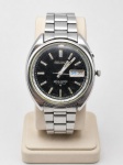 RELÓGIO, um (1) relógio de pulso vintage, da marca Seiko, modelo Bell-Matic, referência 4006-7002, com mecanismo automático de 17 rubis e função alarme, caixa e pulseira em aço inoxidável, mostrador preto com marcadores de horas aplicados, calendário duplo indicando dia da semana e data às 3 horas, coroa lateral no estado e botão para acionamento do alarme, sinais de uso, necessita revisão, movimento parando rápido, caixa medindo 4cm.
