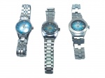 RELÓGIO, três (3) relógios de pulso vintage, sendo: A) um da marca MONDAINE com mecanismo mecânico, caixa e pulseira em aço prateado, mostrador azul com algarismos arábicos e vidro trincado, B) um da marca MONDAINE, com mecanismo mecânico de corda manual, caixa e pulseira em aço prateado, mostrador azul com calendário de data às 3 horas, apresentando a pulseira arrebentada e ausência da tampa traseira, C) um da marca Orient, automático, com mostrador azul, marcadores de horas aplicados, calendário de data às 3 horas, caixa e pulseira em aço prateado, pulseira adaptada de Technos. Todos não testados e sem garantia de funcionamento, vendidos no estado da foto.