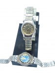 RELÓGIOS, dois (2) relógios de pulso vintage, ambos da marca Orient, sendo: A) um modelo Crystal, automático de 21 rubis, com mostrador texturizado em tom cinza, marcadores e ponteiros dourados, calendário de data às 3 horas, caixa metálica e pulseira prateada com aplicações douradas, funcionando, sem garantias futuras com sinais de uso, medindo 2,5cm e B) um modelo automático, referência 46941-7008P, com mostrador azul, marcadores e ponteiros dourados, calendário de data às 3 horas, caixa e pulseira em aço, apresentando acentuados riscos, manchas, oxidação, desgastes, perdas no acabamento e sinais do tempo. Funcionamento não testado. Vendidas no estado, medindo 2,5cm.