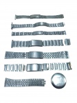 RELÓGIOS, sete (7) pulseiras avulsas para relógios de pulso, em aço prateado, de variados modelos e tipos de elos, sendo uma com fecho da marca Seiko, além de uma (1) tampa posterior avulsa em aço inoxidável e elos sobressalentes. Algumas pulseiras encontram-se incompletas. Peças usadas, vendidas no estado da foto.