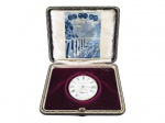 RELÓGIO, um (1) maquinário/mecanismo para relógio de bolso, da marca Zenith, com mostrador branco esmaltado, numeração romana, ponteiros metálicos (1 com mossa) e contador de pequenos segundos às 6 horas. Maquinário mecânico de corda, assinado Zenith, numerado 1759410, com inscrição de patente datada de 28 de outubro de 1902. Acompanha antigo estojo de apresentação revestido internamente em veludo vinho, com ilustração e inscrições alusivas à marca com desgastes, vestígios de cola no mostrador, vendido no estado da foto, medindo 5 cm de diâmetro.