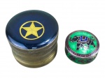 PRATA e METAL DOURADO, lote com duas (2) caixinhas, sendo: A) 1 confeccionada em PRATA DE LEI, contrastada 925, esmaltada em policromia com decoração de elefante e elementos florais, apresenta falhas na esmaltagem, medindo 3cm e B) 1 confeccionada em metal dourado, tampa decorada por estrela dourada com acabamento resinado, fundo marcado M. R. MORAIS, medindo 3x4,2cm.