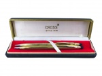 CANETAS, conjunto de duas (2) peças: 1 caneta esferográfica e 1 lapísera, da marca CROSS, corpo de ambas confeccionado em metal dourado, cinzelado por caneluras com acabamento em plástico preto, acondicionados em caixa original, caneta necessita carga.