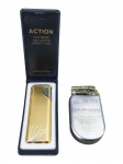 DIVERSOS, dois (2) itens: A) um (1) antigo isqueiro eletrônico a gás, da marca Action, de origem japonesa, confeccionado em metal dourado, com decoração floral e pequenas aplicações brilhantes. Acompanha estojo original com inscrição Electronic Gas Lighter  Made in Japan; B) um (1) dispositivo médico cardíaco implantável da marca St. Jude Medical, modelo Unify Quadra MP CD3255-40Q, com corpo metálico e parte superior translúcida, sem cabos ou demais acessórios. Peças com sinais de uso, manchas e desgastes do tempo. Funcionamento não testado. O dispositivo médico destina-se exclusivamente ao colecionismo ou decoração, sem garantia de funcionamento e impróprio para uso médico. Vendidos no estado em que se encontram.