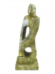 ESCULTURA, uma (1) escultura confeccionada em pedra sabão representando figura estilizada em vazados, apoiada sobre base retangular com bicado, medindo 27,5cm de altura.