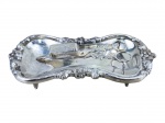 METAL PRATEADO, uma (1) espevitadeira com berço confeccionada em metal espessurado a prata cinzelado por flores e folhagens em recortes na borda, leves falhas no banho, tesoura medindo 15cm e berço 23cm.