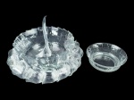 VIDROS, conjunto para ponche com quatorze (14) peças confeccionadas em vidro translucido moldado em caneluras e bico de jaca, sendo: A) uma (1) poncheira maior com borda gomada, medindo 15x22cm, B) doze (12) canecas para ponche, medindo 7,5x10x8,5cm, C) uma (1) tigela avulsa menor, medindo 7,5x22cm. Acompanha uma concha plástica. Acondicionados em caixa original.