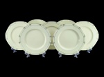 ALFRED MEAKIN, MARIGOLD, linha PRINCESS SHAPE, sete (7) pratos rasos confeccionados em faiança vitrificada na tonalidade branca com formato dodecágonal, decorado por filetes geométricos em prata, medindo 25,5cm de diàmetro, 2 com leves craqueles.