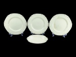 ALFRED MEAKIN, MARIGOLD, linha PRINCESS SHAPE, quatro (4) peças confeccionadas em faiança vitrificada na tonalidade branca com formato dodecágonal, decorado por filetes geométricos em prata, sendo: A) 3 pratos rasos, medindo 25cm de diâmentro, 1 com marcas do tempo, 1 bicado e 1 com fio de cabelo e B) 1 travessa oval com marcas do tempo, medindo 23x14,5cm.