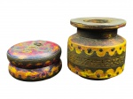 DIVERSOS, duas (2) peças indianas confeccionadas em madeira, sendo: A) 1 caixa porta jóias confeccionada em madeira com pintura policromada e guarnições em metal dourado, medindo 6x12cm e B) 1 vaso confeccionado em madeira com pintura policromada e guarnições em metal dourado, medindo 12x11cm.
