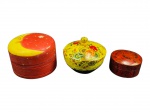 DIVERSOS, três (3) caixas porta joias confeccionadas em madeira de modelos, tamanhos e decorações distintas, apresentam leves falhas na patina, maior medindo 6,5x9,5cm e menor 3,5x6,5cm.