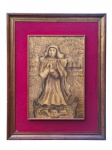 QUADRO, Nossa Senhora da Conceição, pintura sobre madeira com sinais de inchaço por umidade, moldura em madeira com paspatur em tecido aveludado na tonalidade vermelha, apresenta furos e desgastes no paspatur, moldura medindo 102,5x81cm e obra 65,5x44cm