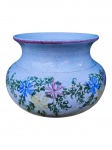 CERÂMICA, um (1) cachepot confeccionado em cerâmica vitrificada na tonalidade branca, decorado por guirlanda floral em policromia e realces rosados, craquelado, medindo 26x30cm.