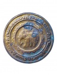METAL DOURADO, um (1) medalhão confeccionado em metal dourado com cinzelado em relevo com figura de elefante ao centro e frisos de inspiração oriental, medindo 59cm. Apresenta sinais de oxidação.