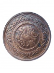 METAL DOURADO, um (1) medalhão confeccionado em metal dourado com cinzelado em relevo com figura de pássaro ao centro e frisos de inspiração oriental, medindo 59cm. Apresenta sinais de oxidação.