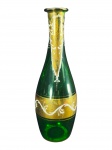 VIDRO VENEZIANO, uma (1) licoreira sem tampa confeccionada em vidro na tonalidade verde, decorado por arabescos e pontilhados na cor branca em relevo sobre realces dourados, apresenta falhas na douração, medindo 31,5cm de altura.