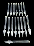 LUSTRES, lote com dezesseis (16) pingentes ponta de diamante confeccionados em cristal translucido para montagem ou reposição de lustres, alguns com pequenos bicados ou batidas, medindo 17,5cm.