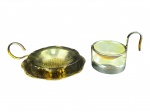 METAL DOURADO e PRATEADO, lote com dois (2) coadores para chá, sendo: A) 1 confeccionado em metal dourado, arabescos relevados, medindo 4,5x13x9cm e B) 1 confeccionado em metal espessurado a prata, medindo 6x8,5x7,5cm.