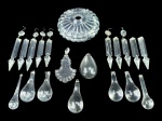 LUSTRES, lote com vinte (20) peças para montagem ou reposição de lustres, sendo: 1 canopla, 10 pingentes ponta de diamante, 7 pingentes pirulito, 1 Versailles e 1 oval, maior peça medindo 12cm e menor 7cm, alguas peças apresentam bicados.