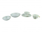 PORCELANA GDS, lote com quatro (4) peças confeccionadas em porcelana na tonalidade branca com pintura de flores e folhagens em policromia com borda filetada em ouro, sendo: A) 1 trio para chá: 1 xícara para chá com seu respectivo pires e prato para bolo, medindo 6x11x9,5cm e prato 19,5cm, B) 1 xícara para chá sem pires, medindo 6x11x9,5cm, C) 1 prato fundo, medindo 19cm e D) 1 bowl, medindo 13cm. Falhas na douração.