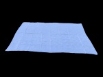 CAMA, MESA & BANHO, uma (1) toalha retangular confeccionada em tecido branco, com decoração geométrica em trama, apresenta manchas, medindo 250x150cm.
