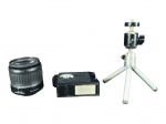 FOTOGRAFIAS, conjunto com três (3) acessórios fotográficos, sendo: A) uma lente Canon EF-S 18-55mm; B) um acessório fotográfico/flash compacto na cor preta; C) um mini tripé de mesa em metal/plástico, com cabeça articulada. Peças apresentam riscos, marcas, desgastes, sujidades e sinais de uso compatíveis com o tempo. Funcionamento não testado.