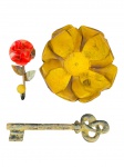 DIVERSOS, três (3) peças decorativas, sendo: A) um toalheiro em ferro, formato de flor vermelha com haste e folhas, sinais de oxidação, medindo 16cm, B) um castiçal em ferro em formato de flor amarela, sinais de oxidação, medindo 6x20cm e C) uma peça em formato de chave antiga em ferro com pintura preta, medindo 24cm de comprimento.