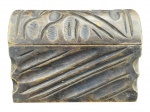 DIVERSOS, uma (1) caixa porta joias confeccionada em madeira com entalhes distintos em baixo relevo, medindo 10,5x15x9cm.