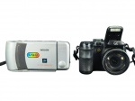 FOTOGRAFIAS, conjunto com duas (2) câmeras fotográficas digitais, sendo: A) uma câmera Casio VGA, modelo LCD Digital Camera QV-100, em plástico prateado; B) uma câmera digital GE, na cor preta, com lente frontal, flash superior aberto e alça lateral. Peças apresentam sinais de uso, não testadas e sem garantia de funcionamento, vendidas no estado da foto.