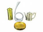METAL PRATEADO e DOURADO, lote com quatro (4) peças, sendo: A) FRACALANZA, 1 bule para café confeccionado em metal espessurado a prata com cinzelado de caneluras e fitas cruzadas, apresenta sinais de oxidação, medindo 15x21x7cm, B) 1 cinzeiro facetado confeccionado em metal dourado, medindo 15cm, C) 1 pote com tampa em metal dourado, corpo cilíndrico com falhas na douração, medindo 21x8,5cm, desgastes internos e D) 1 castiçal confeccionado em alumínio com corpo em volutas, medindo 30.5cm de altura.